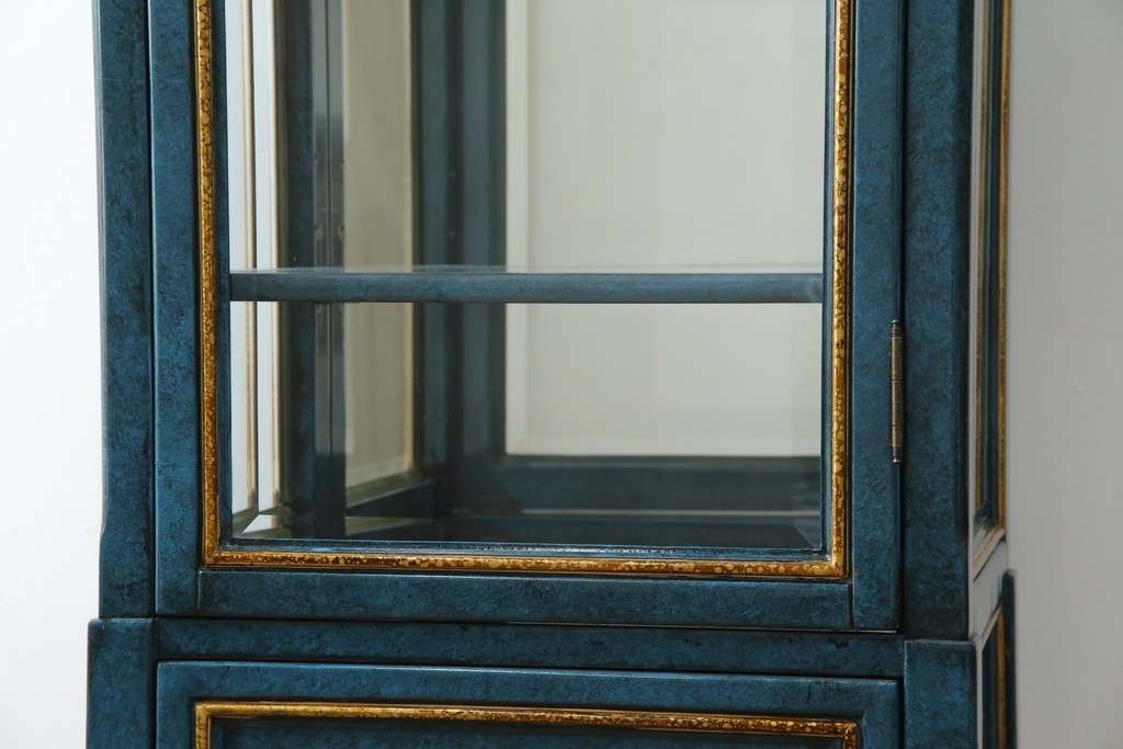 中古　高貴なロイヤルブルーと高級感あふれるゴールドの装飾　クラシカルな縦型キュリオケース　(R-084603)