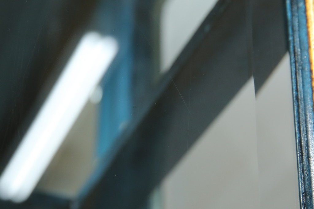 中古　高貴なロイヤルブルーと高級感あふれるゴールドの装飾　クラシカルな縦型キュリオケース　(R-084603)