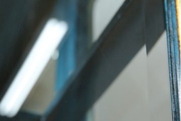 中古　高貴なロイヤルブルーと高級感あふれるゴールドの装飾　クラシカルな縦型キュリオケース　(R-084603)