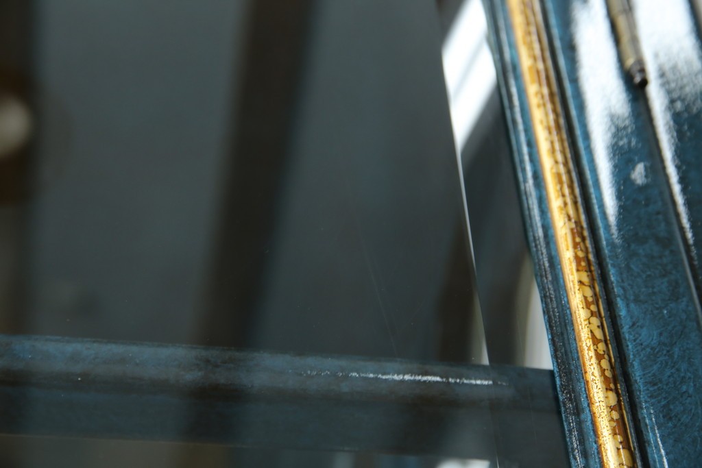 中古　高貴なロイヤルブルーと高級感あふれるゴールドの装飾　クラシカルな縦型キュリオケース　(R-084603)