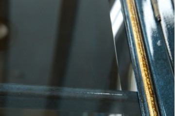 中古　高貴なロイヤルブルーと高級感あふれるゴールドの装飾　クラシカルな縦型キュリオケース　(R-084603)