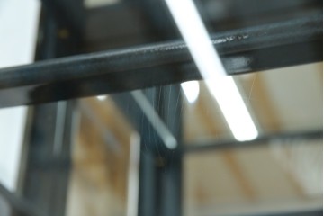 中古　高貴なロイヤルブルーと高級感あふれるゴールドの装飾　クラシカルな縦型キュリオケース　(R-084603)