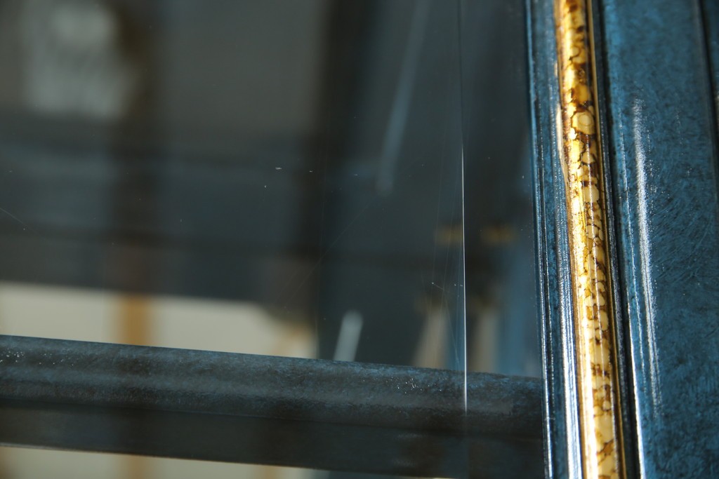 中古　高貴なロイヤルブルーと高級感あふれるゴールドの装飾　クラシカルな縦型キュリオケース　(R-084603)