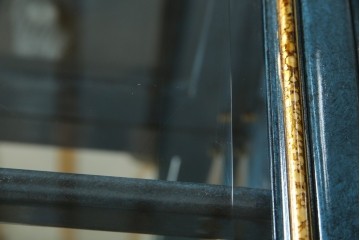 中古　高貴なロイヤルブルーと高級感あふれるゴールドの装飾　クラシカルな縦型キュリオケース　(R-084603)