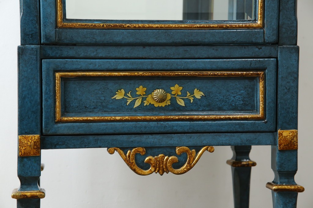 中古　高貴なロイヤルブルーと高級感あふれるゴールドの装飾　クラシカルな縦型キュリオケース　(R-084603)