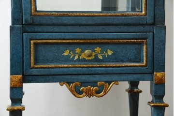 中古　高貴なロイヤルブルーと高級感あふれるゴールドの装飾　クラシカルな縦型キュリオケース　(R-084603)