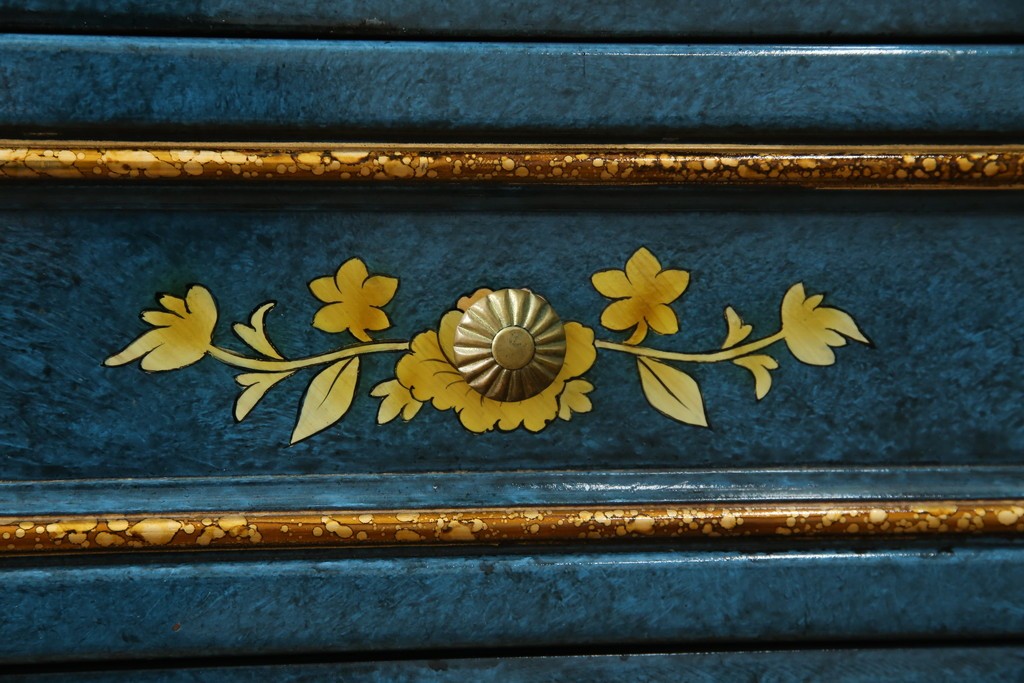 中古　高貴なロイヤルブルーと高級感あふれるゴールドの装飾　クラシカルな縦型キュリオケース　(R-084603)