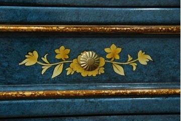 中古　高貴なロイヤルブルーと高級感あふれるゴールドの装飾　クラシカルな縦型キュリオケース　(R-084603)