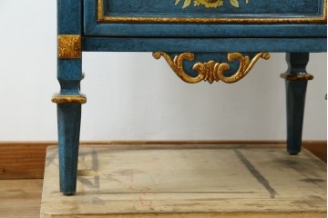 中古　高貴なロイヤルブルーと高級感あふれるゴールドの装飾　クラシカルな縦型キュリオケース　(R-084603)