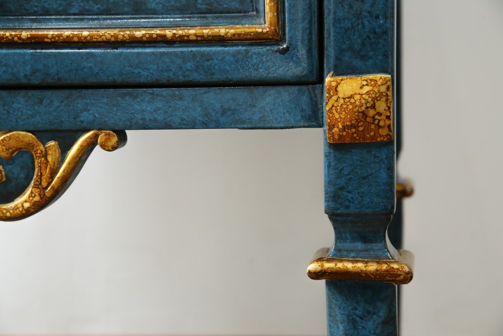 中古　高貴なロイヤルブルーと高級感あふれるゴールドの装飾　クラシカルな縦型キュリオケース　(R-084603)