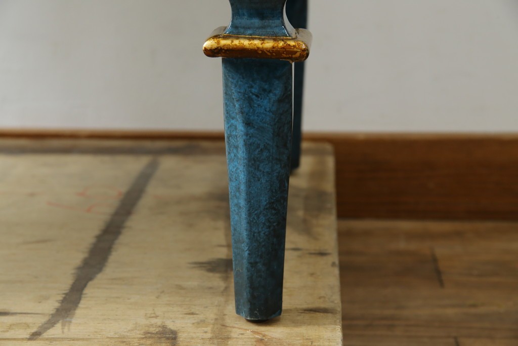 中古　高貴なロイヤルブルーと高級感あふれるゴールドの装飾　クラシカルな縦型キュリオケース　(R-084603)