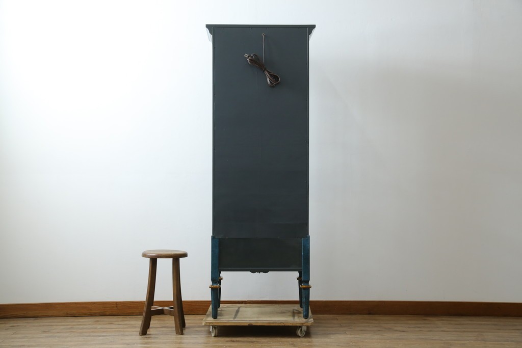 中古　高貴なロイヤルブルーと高級感あふれるゴールドの装飾　クラシカルな縦型キュリオケース　(R-084603)