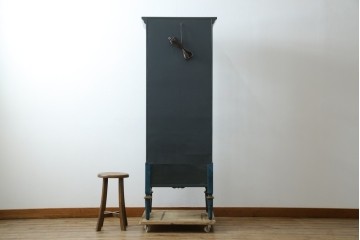 中古　高貴なロイヤルブルーと高級感あふれるゴールドの装飾　クラシカルな縦型キュリオケース　(R-084603)