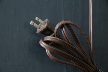 中古　高貴なロイヤルブルーと高級感あふれるゴールドの装飾　クラシカルな縦型キュリオケース　(R-084603)