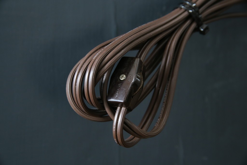 中古　高貴なロイヤルブルーと高級感あふれるゴールドの装飾　クラシカルな縦型キュリオケース　(R-084603)