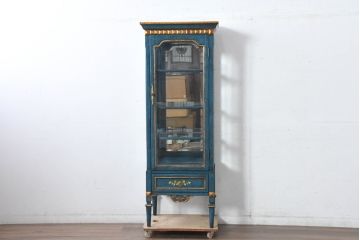 中古　高貴なロイヤルブルーとゴールドの装飾がクラシックで高級感あふれる縦型キュリオケース(キャビネット、ガラスケース、飾り棚、陳列棚、コレクションケース)(R-084603)