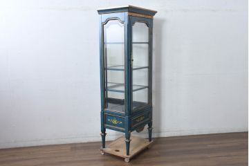 中古　高貴なロイヤルブルーとゴールドの装飾がクラシックで高級感あふれる縦型キュリオケース(キャビネット、ガラスケース、飾り棚、陳列棚、コレクションケース)(R-084603)
