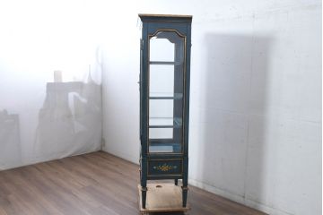 中古　高貴なロイヤルブルーとゴールドの装飾がクラシックで高級感あふれる縦型キュリオケース(キャビネット、ガラスケース、飾り棚、陳列棚、コレクションケース)(R-084603)