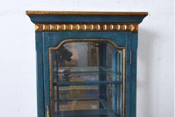 中古　高貴なロイヤルブルーとゴールドの装飾がクラシックで高級感あふれる縦型キュリオケース(キャビネット、ガラスケース、飾り棚、陳列棚、コレクションケース)(R-084603)