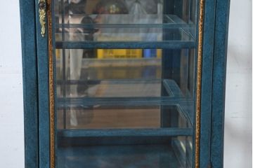 中古　高貴なロイヤルブルーとゴールドの装飾がクラシックで高級感あふれる縦型キュリオケース(キャビネット、ガラスケース、飾り棚、陳列棚、コレクションケース)(R-084603)