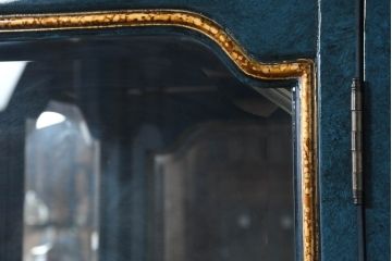 中古　高貴なロイヤルブルーとゴールドの装飾がクラシックで高級感あふれる縦型キュリオケース(キャビネット、ガラスケース、飾り棚、陳列棚、コレクションケース)(R-084603)