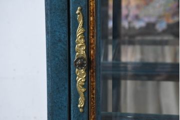 中古　高貴なロイヤルブルーとゴールドの装飾がクラシックで高級感あふれる縦型キュリオケース(キャビネット、ガラスケース、飾り棚、陳列棚、コレクションケース)(R-084603)