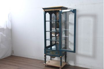中古　高貴なロイヤルブルーとゴールドの装飾がクラシックで高級感あふれる縦型キュリオケース(キャビネット、ガラスケース、飾り棚、陳列棚、コレクションケース)(R-084603)