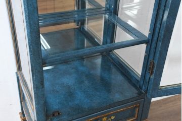 中古　高貴なロイヤルブルーとゴールドの装飾がクラシックで高級感あふれる縦型キュリオケース(キャビネット、ガラスケース、飾り棚、陳列棚、コレクションケース)(R-084603)
