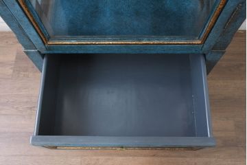 中古　高貴なロイヤルブルーとゴールドの装飾がクラシックで高級感あふれる縦型キュリオケース(キャビネット、ガラスケース、飾り棚、陳列棚、コレクションケース)(R-084603)