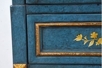 中古　高貴なロイヤルブルーとゴールドの装飾がクラシックで高級感あふれる縦型キュリオケース(キャビネット、ガラスケース、飾り棚、陳列棚、コレクションケース)(R-084603)