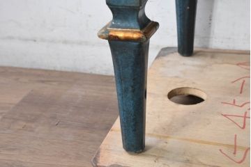 中古　高貴なロイヤルブルーとゴールドの装飾がクラシックで高級感あふれる縦型キュリオケース(キャビネット、ガラスケース、飾り棚、陳列棚、コレクションケース)(R-084603)