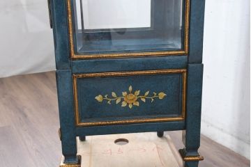 中古　高貴なロイヤルブルーとゴールドの装飾がクラシックで高級感あふれる縦型キュリオケース(キャビネット、ガラスケース、飾り棚、陳列棚、コレクションケース)(R-084603)