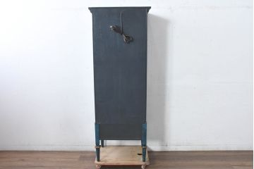中古　高貴なロイヤルブルーとゴールドの装飾がクラシックで高級感あふれる縦型キュリオケース(キャビネット、ガラスケース、飾り棚、陳列棚、コレクションケース)(R-084603)