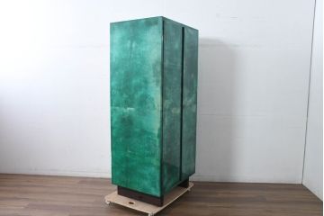 イタリアビンテージ　美品!!　希少!!　イタリア高級家具　アルド・トゥーラ(ALDO TURA)　仔山羊革張り　空間を彩るグリーンがアクセントになる個性派ワードローブ(洋服タンス、ジャケットタンス、収納棚、戸棚、ヴィンテージ)(R-084605)