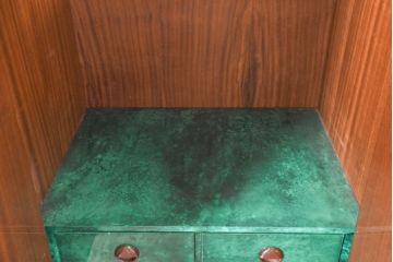 イタリアビンテージ　美品!!　希少!!　イタリア高級家具　アルド・トゥーラ(ALDO TURA)　仔山羊革張り　空間を彩るグリーンがアクセントになる個性派ワードローブ(洋服タンス、ジャケットタンス、収納棚、戸棚、ヴィンテージ)(R-084605)