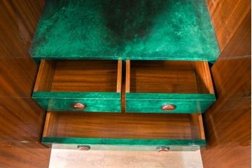 イタリアビンテージ　美品!!　希少!!　イタリア高級家具　アルド・トゥーラ(ALDO TURA)　仔山羊革張り　空間を彩るグリーンがアクセントになる個性派ワードローブ(洋服タンス、ジャケットタンス、収納棚、戸棚、ヴィンテージ)(R-084605)