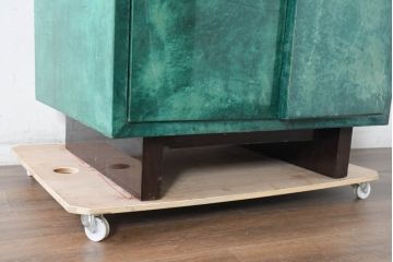 イタリアビンテージ　美品!!　希少!!　イタリア高級家具　アルド・トゥーラ(ALDO TURA)　仔山羊革張り　空間を彩るグリーンがアクセントになる個性派ワードローブ(洋服タンス、ジャケットタンス、収納棚、戸棚、ヴィンテージ)(R-084605)