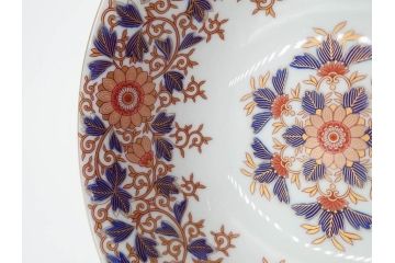 深川製磁　有田焼　染付　色絵　金彩　花唐草文　宮内庁御用達　約18cm　5.7寸　繊細な金彩と鮮やかな花柄が見事な菓子器(鉢、菓子皿、和皿、和食器、共箱付き、五寸七分)(R-084615)