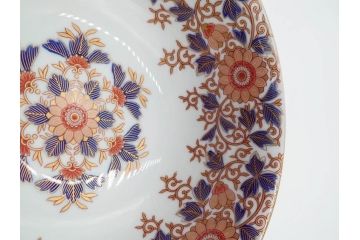 深川製磁　有田焼　染付　色絵　金彩　花唐草文　宮内庁御用達　約18cm　5.7寸　繊細な金彩と鮮やかな花柄が見事な菓子器(鉢、菓子皿、和皿、和食器、共箱付き、五寸七分)(R-084615)
