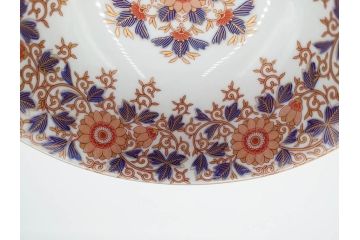 深川製磁　有田焼　染付　色絵　金彩　花唐草文　宮内庁御用達　約18cm　5.7寸　繊細な金彩と鮮やかな花柄が見事な菓子器(鉢、菓子皿、和皿、和食器、共箱付き、五寸七分)(R-084615)