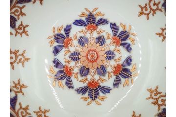 深川製磁　有田焼　染付　色絵　金彩　花唐草文　宮内庁御用達　約18cm　5.7寸　繊細な金彩と鮮やかな花柄が見事な菓子器(鉢、菓子皿、和皿、和食器、共箱付き、五寸七分)(R-084615)