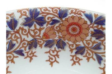 深川製磁　有田焼　染付　色絵　金彩　花唐草文　宮内庁御用達　約18cm　5.7寸　繊細な金彩と鮮やかな花柄が見事な菓子器(鉢、菓子皿、和皿、和食器、共箱付き、五寸七分)(R-084615)