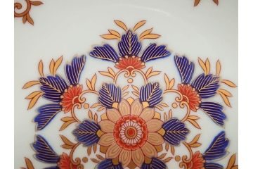 深川製磁　有田焼　染付　色絵　金彩　花唐草文　宮内庁御用達　約18cm　5.7寸　繊細な金彩と鮮やかな花柄が見事な菓子器(鉢、菓子皿、和皿、和食器、共箱付き、五寸七分)(R-084615)