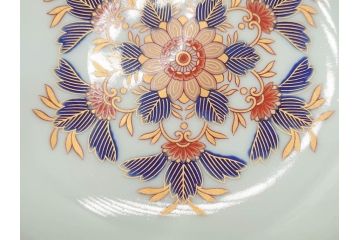 深川製磁　有田焼　染付　色絵　金彩　花唐草文　宮内庁御用達　約18cm　5.7寸　繊細な金彩と鮮やかな花柄が見事な菓子器(鉢、菓子皿、和皿、和食器、共箱付き、五寸七分)(R-084615)