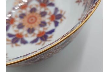 深川製磁　有田焼　染付　色絵　金彩　花唐草文　宮内庁御用達　約18cm　5.7寸　繊細な金彩と鮮やかな花柄が見事な菓子器(鉢、菓子皿、和皿、和食器、共箱付き、五寸七分)(R-084615)