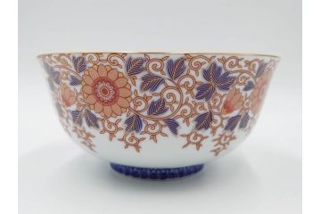 深川製磁　有田焼　染付　色絵　金彩　花唐草文　宮内庁御用達　約18cm　5.7寸　繊細な金彩と鮮やかな花柄が見事な菓子器(鉢、菓子皿、和皿、和食器、共箱付き、五寸七分)(R-084615)