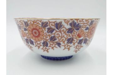 深川製磁　有田焼　染付　色絵　金彩　花唐草文　宮内庁御用達　約18cm　5.7寸　繊細な金彩と鮮やかな花柄が見事な菓子器(鉢、菓子皿、和皿、和食器、共箱付き、五寸七分)(R-084615)