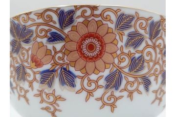 深川製磁　有田焼　染付　色絵　金彩　花唐草文　宮内庁御用達　約18cm　5.7寸　繊細な金彩と鮮やかな花柄が見事な菓子器(鉢、菓子皿、和皿、和食器、共箱付き、五寸七分)(R-084615)