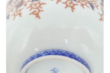 深川製磁　有田焼　染付　色絵　金彩　花唐草文　宮内庁御用達　約18cm　5.7寸　繊細な金彩と鮮やかな花柄が見事な菓子器(鉢、菓子皿、和皿、和食器、共箱付き、五寸七分)(R-084615)