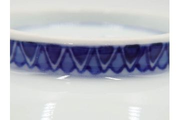 深川製磁　有田焼　染付　色絵　金彩　花唐草文　宮内庁御用達　約18cm　5.7寸　繊細な金彩と鮮やかな花柄が見事な菓子器(鉢、菓子皿、和皿、和食器、共箱付き、五寸七分)(R-084615)